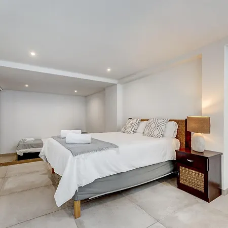 Villa Fabulous Contemporary 5 Bedroom With Private Heated Pool, Sleeps Max 13