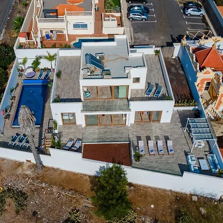Fabulous Contemporary 5 Bedroom With Private Heated Pool, Sleeps Max 13 别墅 卡亚俄萨尔瓦赫