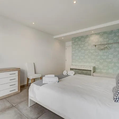 Fabulous Contemporary 5 Bedroom With Private Heated Pool, Sleeps Max 13 Villa *