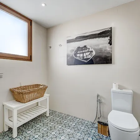 Fabulous Contemporary 5 Bedroom With Private Heated Pool, Sleeps Max 13 别墅 *