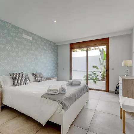 Fabulous Contemporary 5 Bedroom With Private Heated Pool, Sleeps Max 13 Villa Callao Salvaje