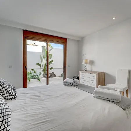 Villa Fabulous Contemporary 5 Bedroom With Private Heated Pool, Sleeps Max 13 *
