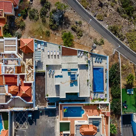 Fabulous Contemporary 5 Bedroom With Private Heated Pool, Sleeps Max 13 Villa *