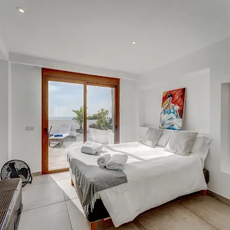Fabulous Contemporary 5 Bedroom With Private Heated Pool, Sleeps Max 13 别墅 卡亚俄萨尔瓦赫