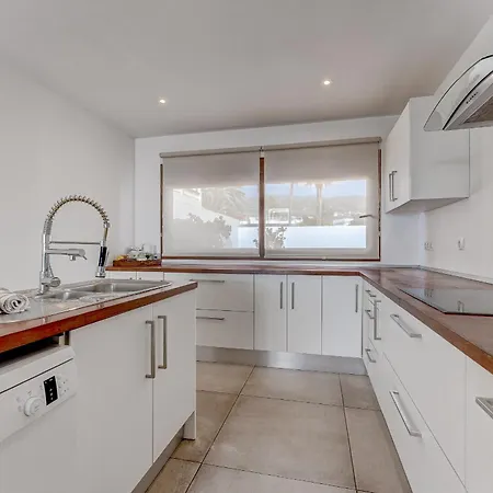 Fabulous Contemporary 5 Bedroom With Private Heated Pool, Sleeps Max 13 * 卡亚俄萨尔瓦赫