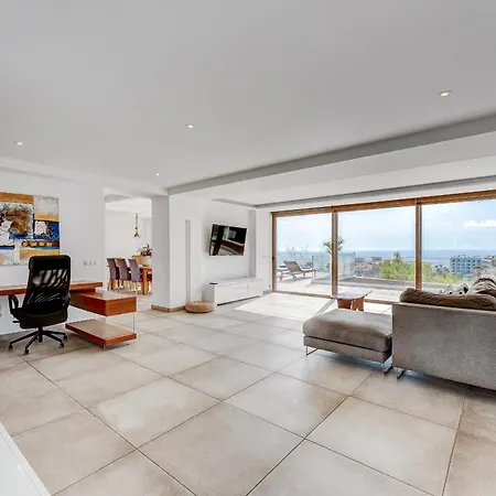 Villa Fabulous Contemporary 5 Bedroom With Private Heated Pool, Sleeps Max 13