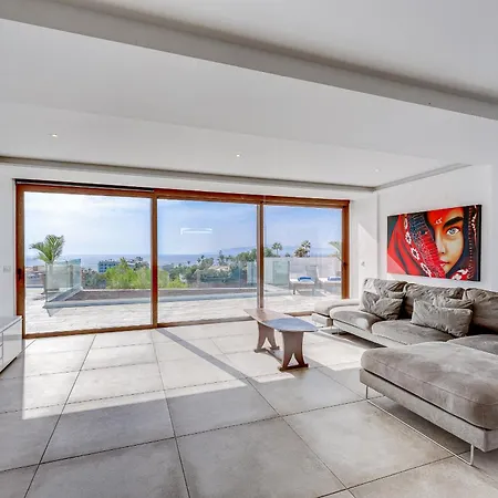 Fabulous Contemporary 5 Bedroom With Private Heated Pool, Sleeps Max 13 别墅 卡亚俄萨尔瓦赫