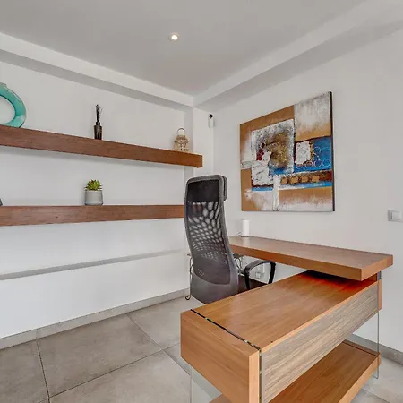 Villa Fabulous Contemporary 5 Bedroom With Private Heated Pool, Sleeps Max 13 *