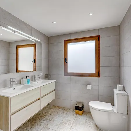Fabulous Contemporary 5 Bedroom With Private Heated Pool, Sleeps Max 13 Villa *