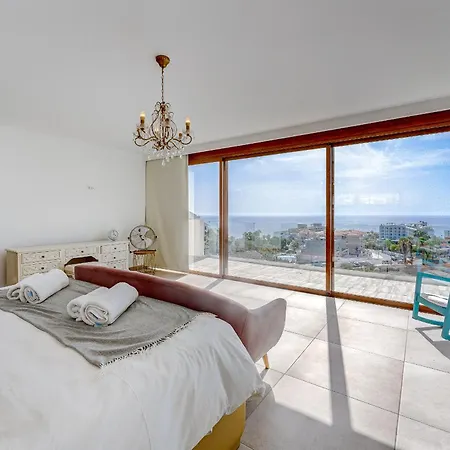 Villa Fabulous Contemporary 5 Bedroom With Private Heated Pool, Sleeps Max 13