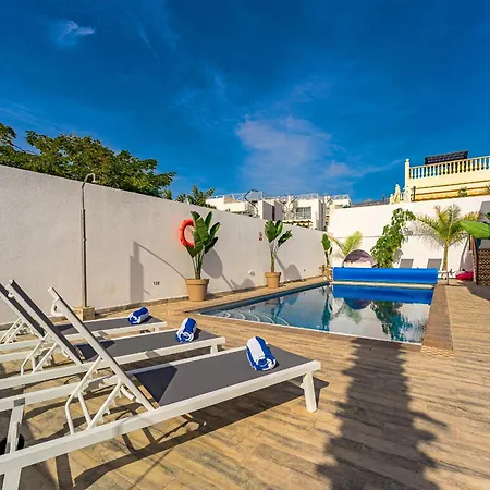 Fabulous Contemporary 5 Bedroom With Private Heated Pool, Sleeps Max 13 Villa *