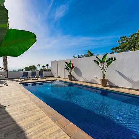 Fabulous Contemporary 5 Bedroom With Private Heated Pool, Sleeps Max 13 卡亚俄萨尔瓦赫
