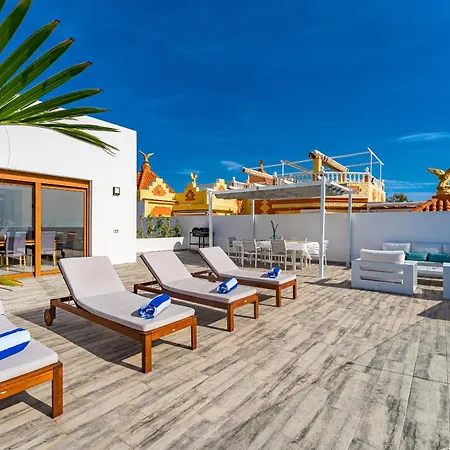Fabulous Contemporary 5 Bedroom With Private Heated Pool, Sleeps Max 13 Villa