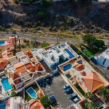 Fabulous Contemporary 5 Bedroom With Private Heated Pool, Sleeps Max 13 Villa *