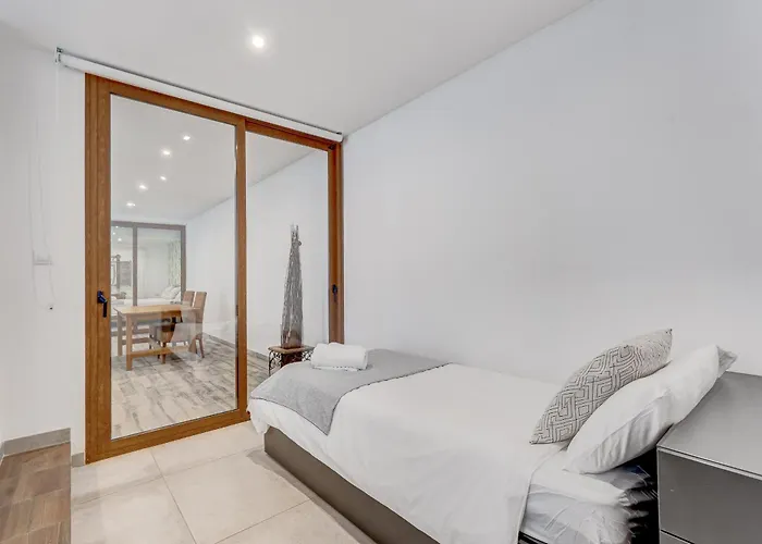 Fabulous Contemporary 5 Bedroom With Private Heated Pool, Sleeps Max 13 וילה *