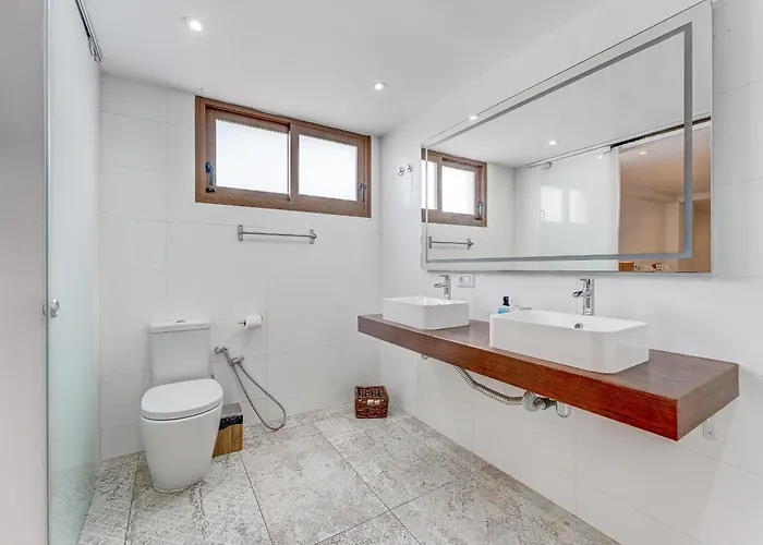 Fabulous Contemporary 5 Bedroom With Private Heated Pool, Sleeps Max 13 קיאו סלבאחה