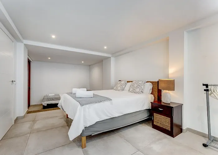 וילה Fabulous Contemporary 5 Bedroom With Private Heated Pool, Sleeps Max 13