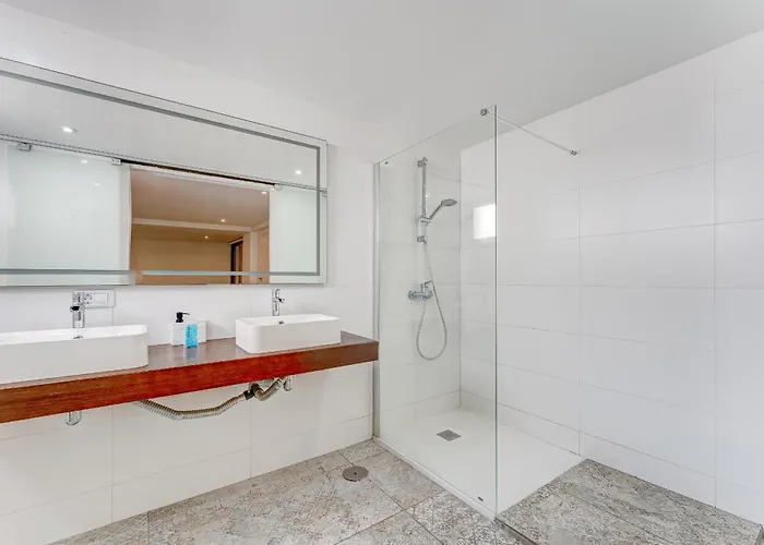 Fabulous Contemporary 5 Bedroom With Private Heated Pool, Sleeps Max 13 קיאו סלבאחה