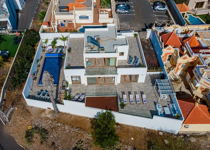 Fabulous Contemporary 5 Bedroom With Private Heated Pool, Sleeps Max 13 וילה קיאו סלבאחה