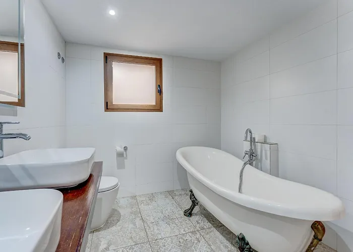 Fabulous Contemporary 5 Bedroom With Private Heated Pool, Sleeps Max 13 קיאו סלבאחה