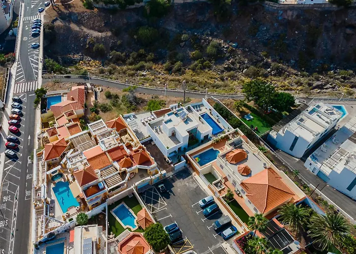 Fabulous Contemporary 5 Bedroom With Private Heated Pool, Sleeps Max 13 וילה *