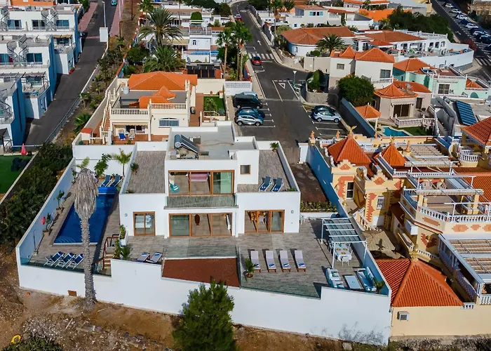 Fabulous Contemporary 5 Bedroom With Private Heated Pool, Sleeps Max 13 וילה קיאו סלבאחה