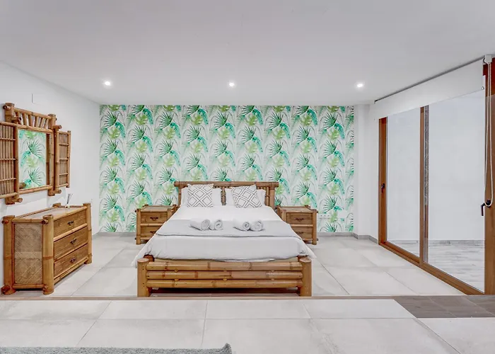 וילה Fabulous Contemporary 5 Bedroom With Private Heated Pool, Sleeps Max 13 קיאו סלבאחה