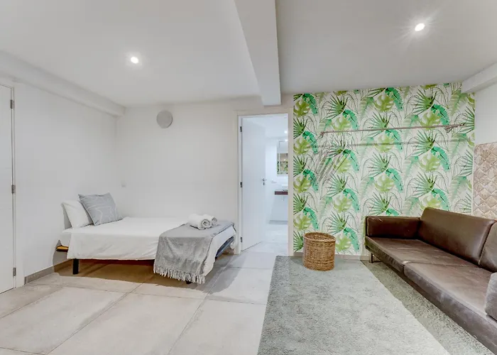 Fabulous Contemporary 5 Bedroom With Private Heated Pool, Sleeps Max 13 קיאו סלבאחה