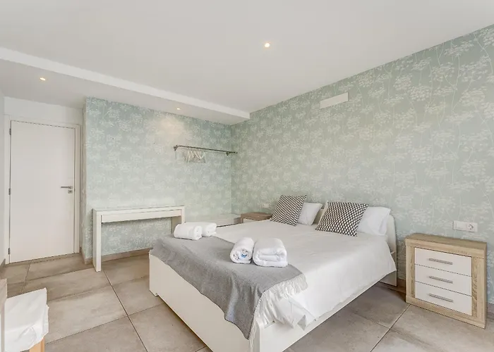 וילה Fabulous Contemporary 5 Bedroom With Private Heated Pool, Sleeps Max 13 *