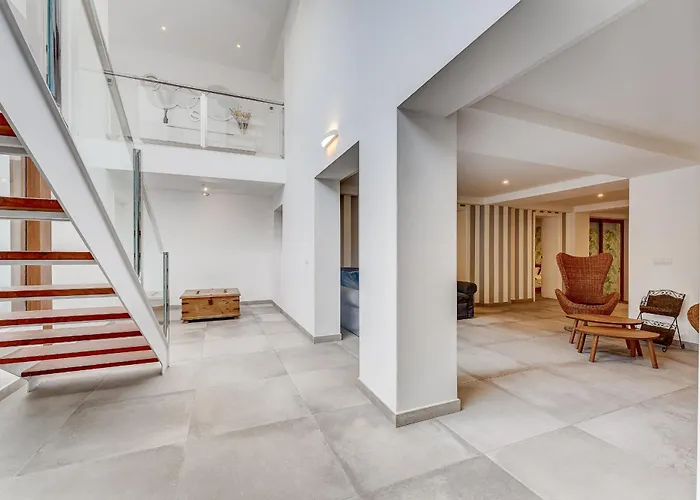 Fabulous Contemporary 5 Bedroom With Private Heated Pool, Sleeps Max 13 וילה *