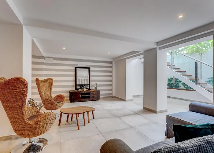 וילה Fabulous Contemporary 5 Bedroom With Private Heated Pool, Sleeps Max 13 קיאו סלבאחה