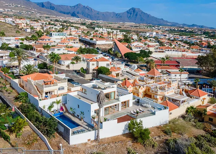 Fabulous Contemporary 5 Bedroom With Private Heated Pool, Sleeps Max 13 * קיאו סלבאחה