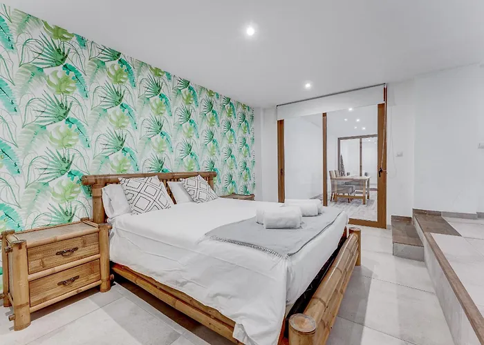 וילה Fabulous Contemporary 5 Bedroom With Private Heated Pool, Sleeps Max 13