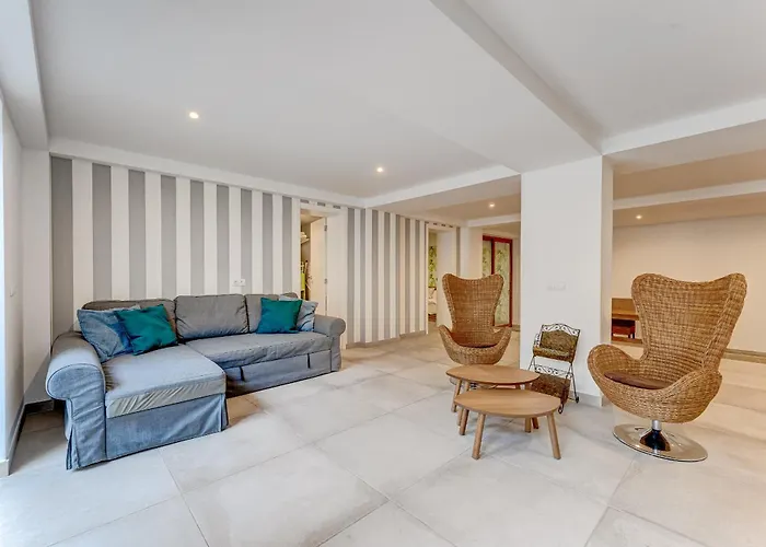 Fabulous Contemporary 5 Bedroom With Private Heated Pool, Sleeps Max 13 קיאו סלבאחה