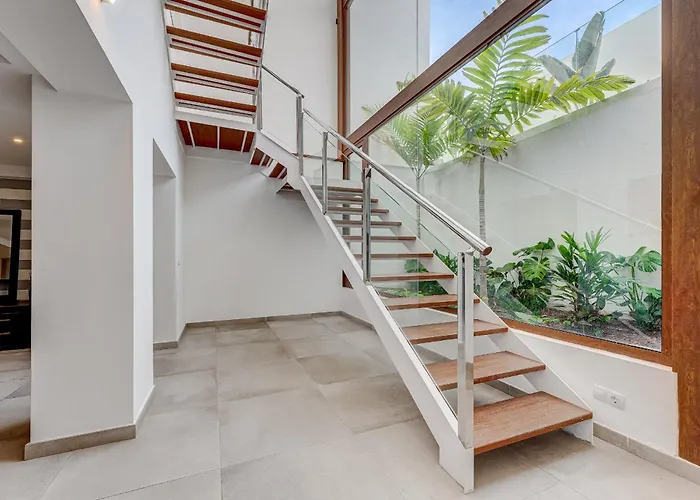 Fabulous Contemporary 5 Bedroom With Private Heated Pool, Sleeps Max 13 קיאו סלבאחה