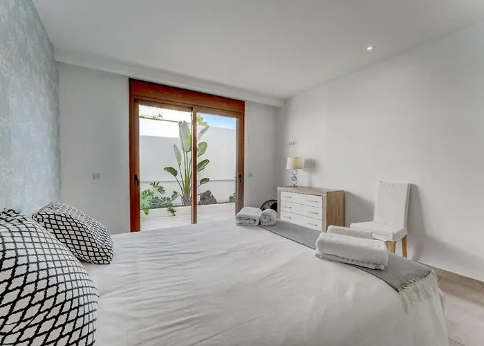 וילה Fabulous Contemporary 5 Bedroom With Private Heated Pool, Sleeps Max 13 *