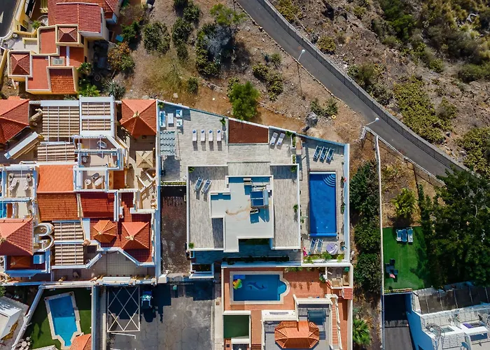 Fabulous Contemporary 5 Bedroom With Private Heated Pool, Sleeps Max 13 וילה *