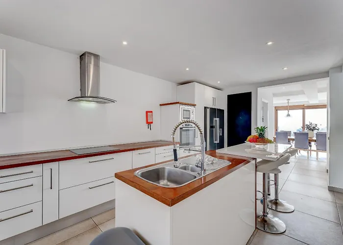 וילה Fabulous Contemporary 5 Bedroom With Private Heated Pool, Sleeps Max 13 קיאו סלבאחה