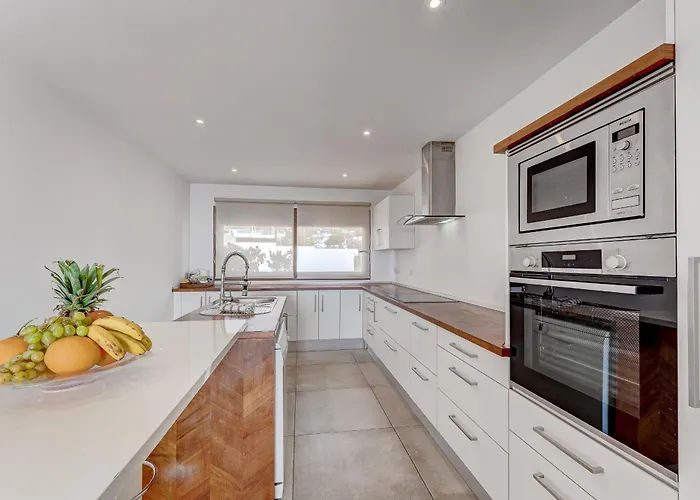 Fabulous Contemporary 5 Bedroom With Private Heated Pool, Sleeps Max 13 * קיאו סלבאחה