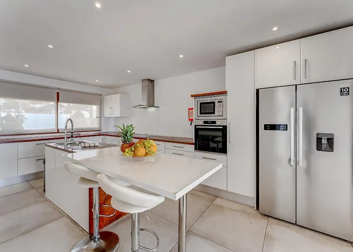 Fabulous Contemporary 5 Bedroom With Private Heated Pool, Sleeps Max 13 וילה