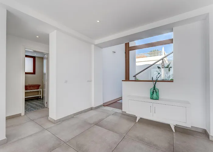 Fabulous Contemporary 5 Bedroom With Private Heated Pool, Sleeps Max 13 וילה