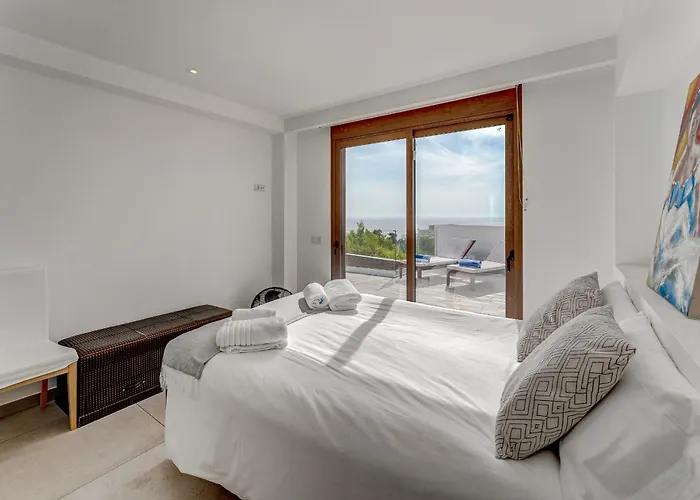 Fabulous Contemporary 5 Bedroom With Private Heated Pool, Sleeps Max 13 *