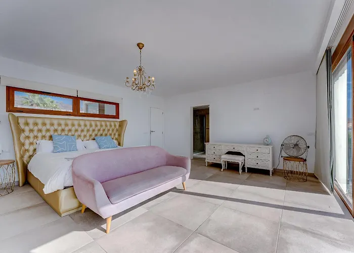 Fabulous Contemporary 5 Bedroom With Private Heated Pool, Sleeps Max 13 * קיאו סלבאחה