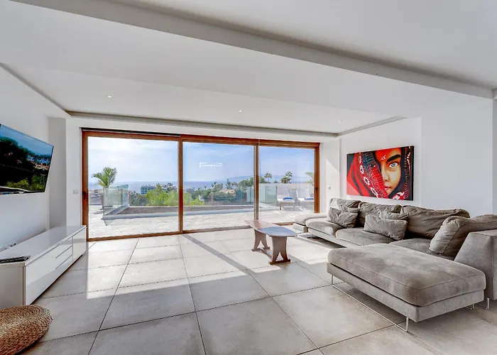 Fabulous Contemporary 5 Bedroom With Private Heated Pool, Sleeps Max 13 וילה קיאו סלבאחה