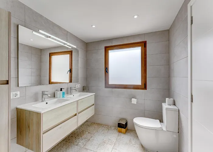 Fabulous Contemporary 5 Bedroom With Private Heated Pool, Sleeps Max 13 וילה *