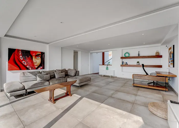 וילה Fabulous Contemporary 5 Bedroom With Private Heated Pool, Sleeps Max 13 קיאו סלבאחה