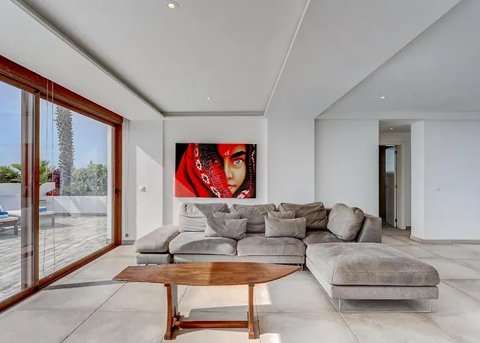 Fabulous Contemporary 5 Bedroom With Private Heated Pool, Sleeps Max 13 וילה קיאו סלבאחה