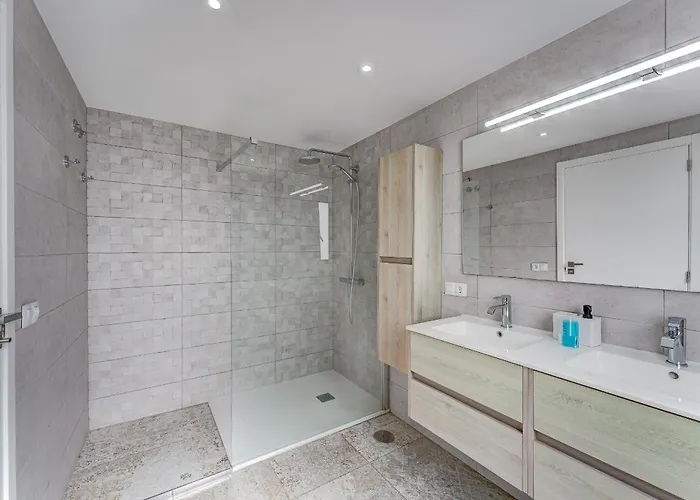 Fabulous Contemporary 5 Bedroom With Private Heated Pool, Sleeps Max 13 קיאו סלבאחה