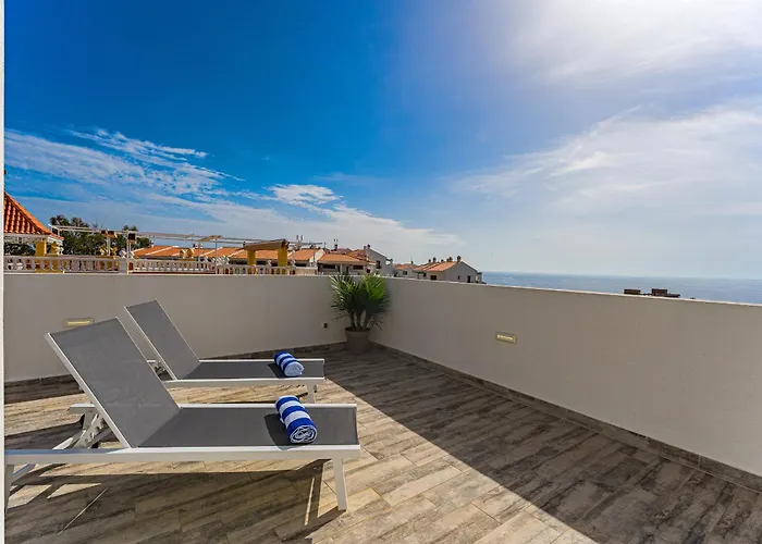 Fabulous Contemporary 5 Bedroom With Private Heated Pool, Sleeps Max 13 וילה קיאו סלבאחה