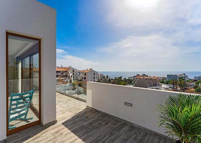 Fabulous Contemporary 5 Bedroom With Private Heated Pool, Sleeps Max 13 קיאו סלבאחה